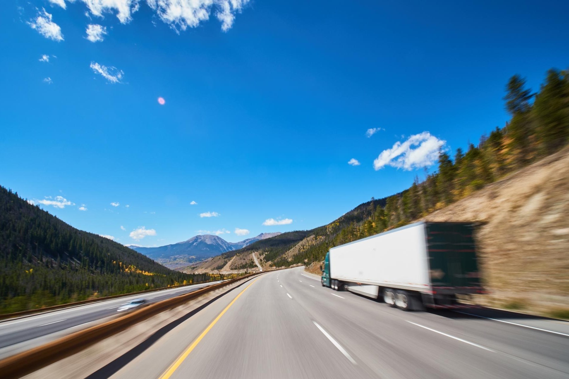 Caminhão com recursos para mitigar os riscos no transporte