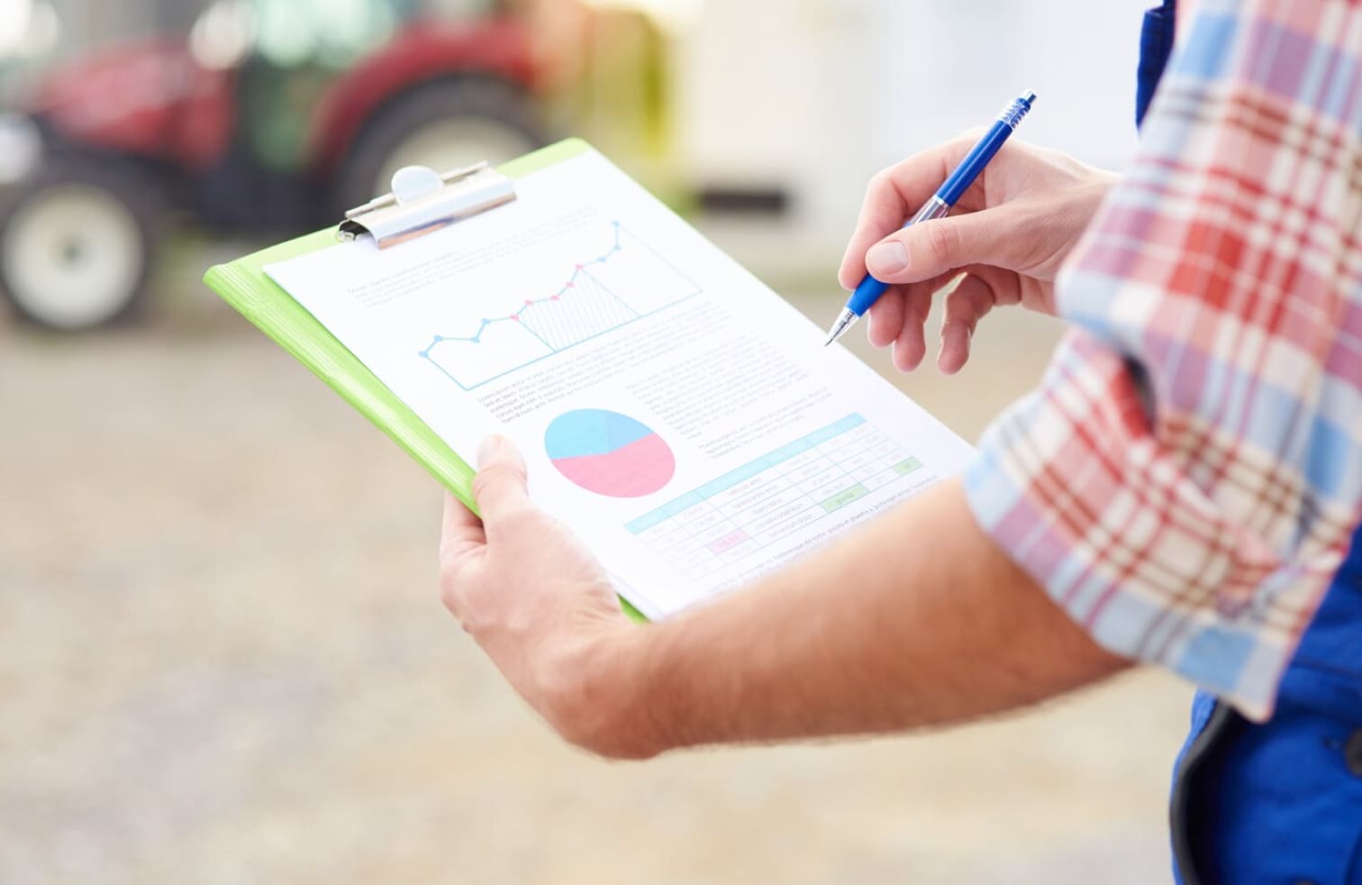 Pessoa analisa os indicadores de desempenho logístico