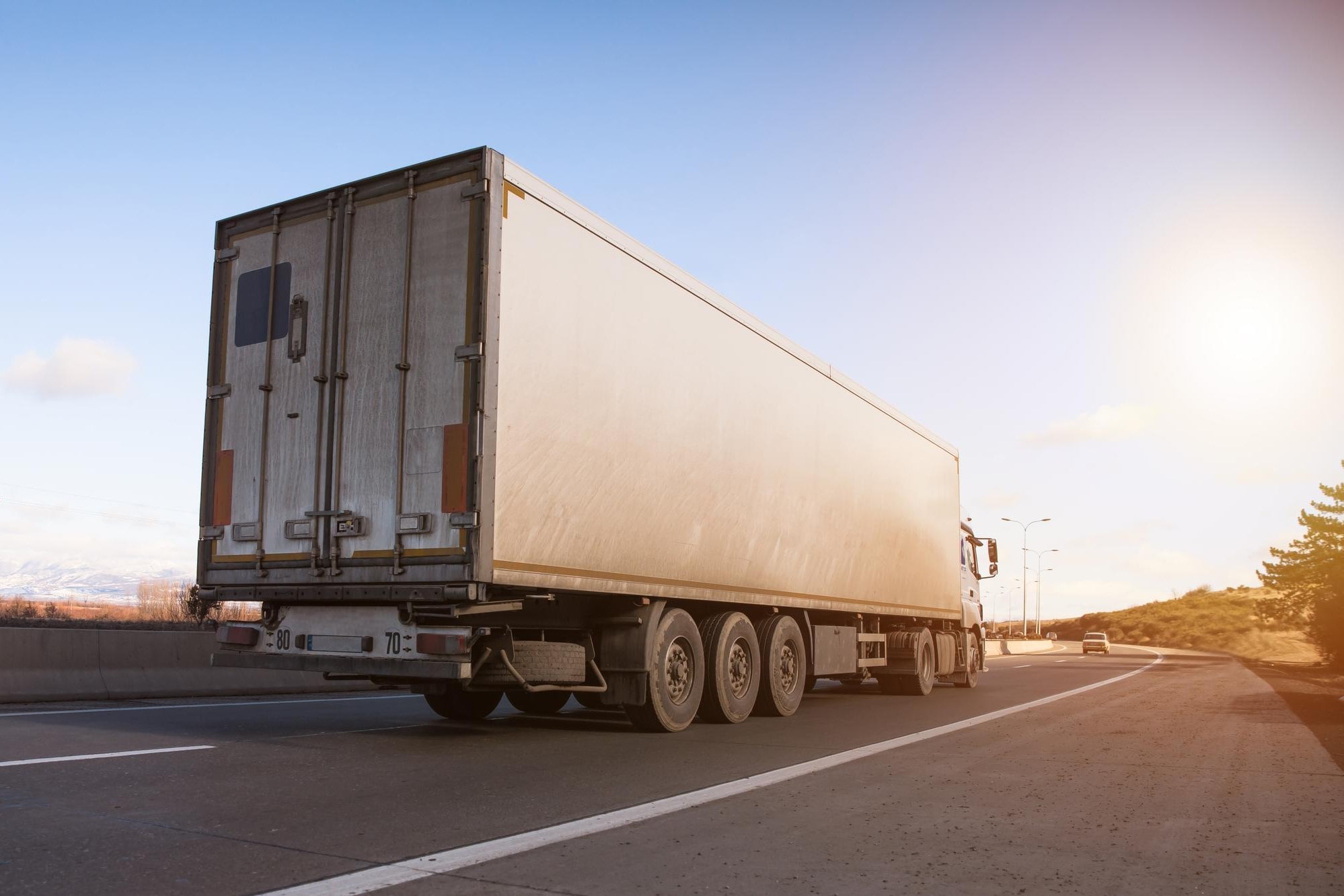Caminhão com carga fracionada na logística