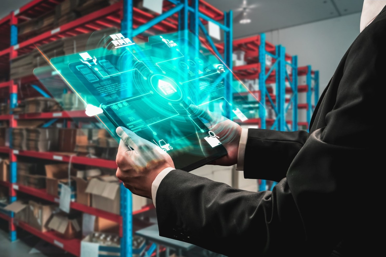 Pessoa com tablet para utilizar a inteligência artificial para mitigar riscos