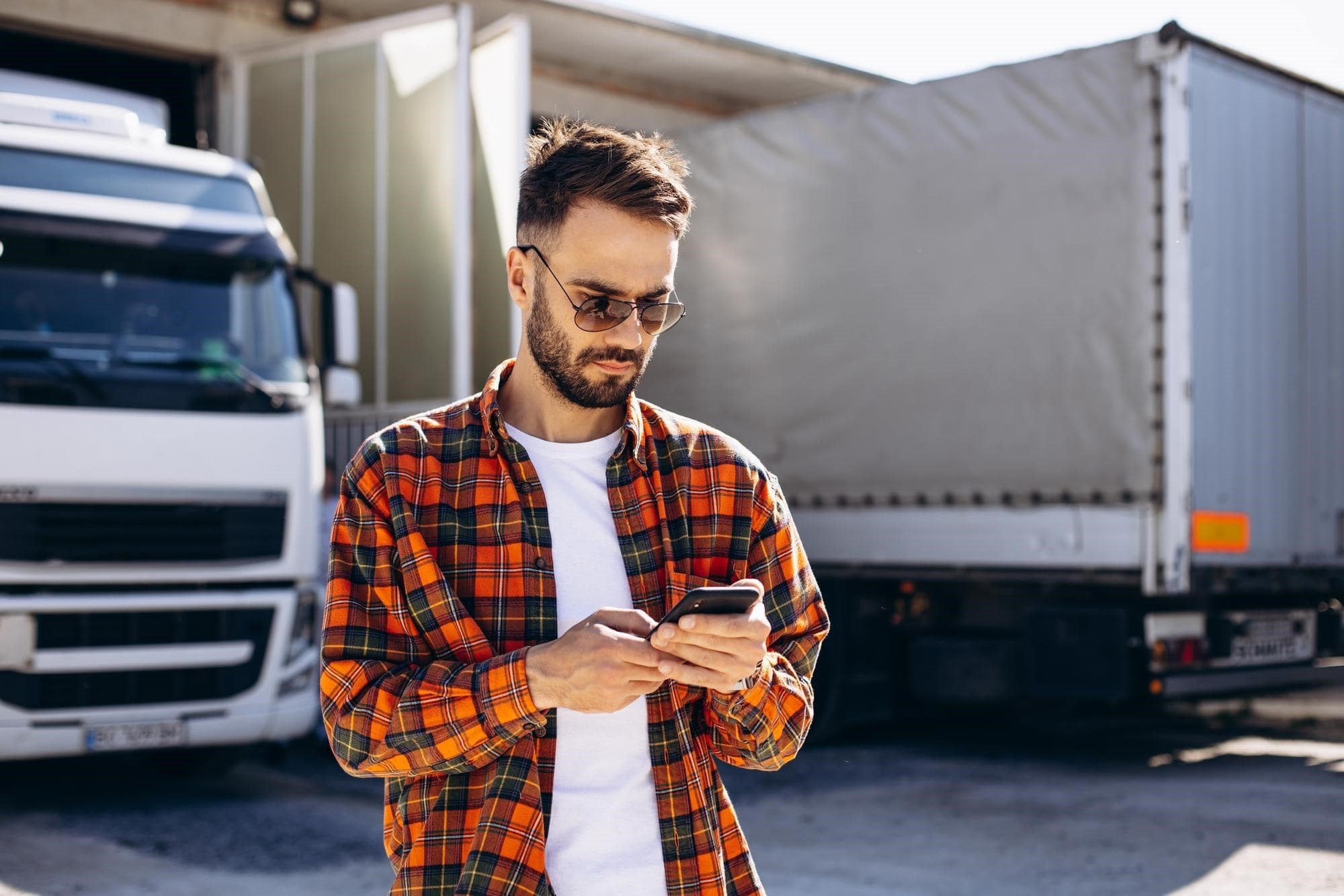 Pessoa verifica os recursos para proteção das cargas