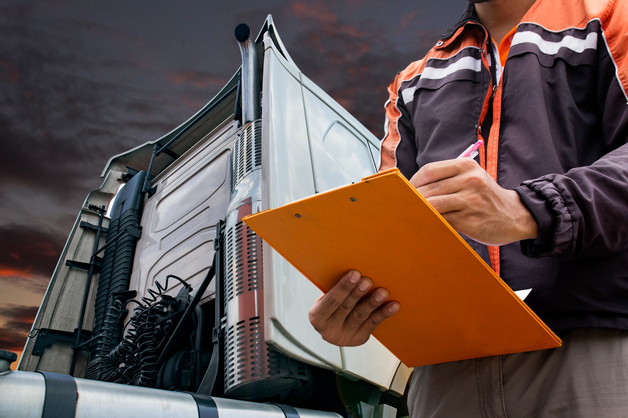 Pessoa registra informações sobre o transporte de peças e equipamentos