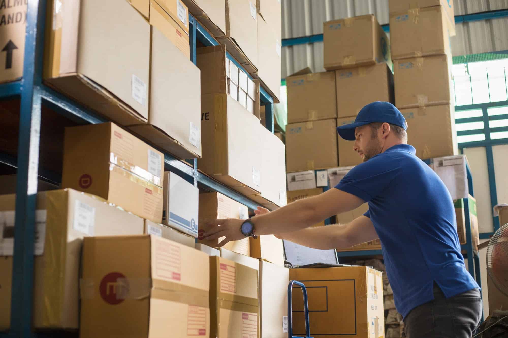 Pessoa aplica as técnicas de Supply Chain nas mercadorias