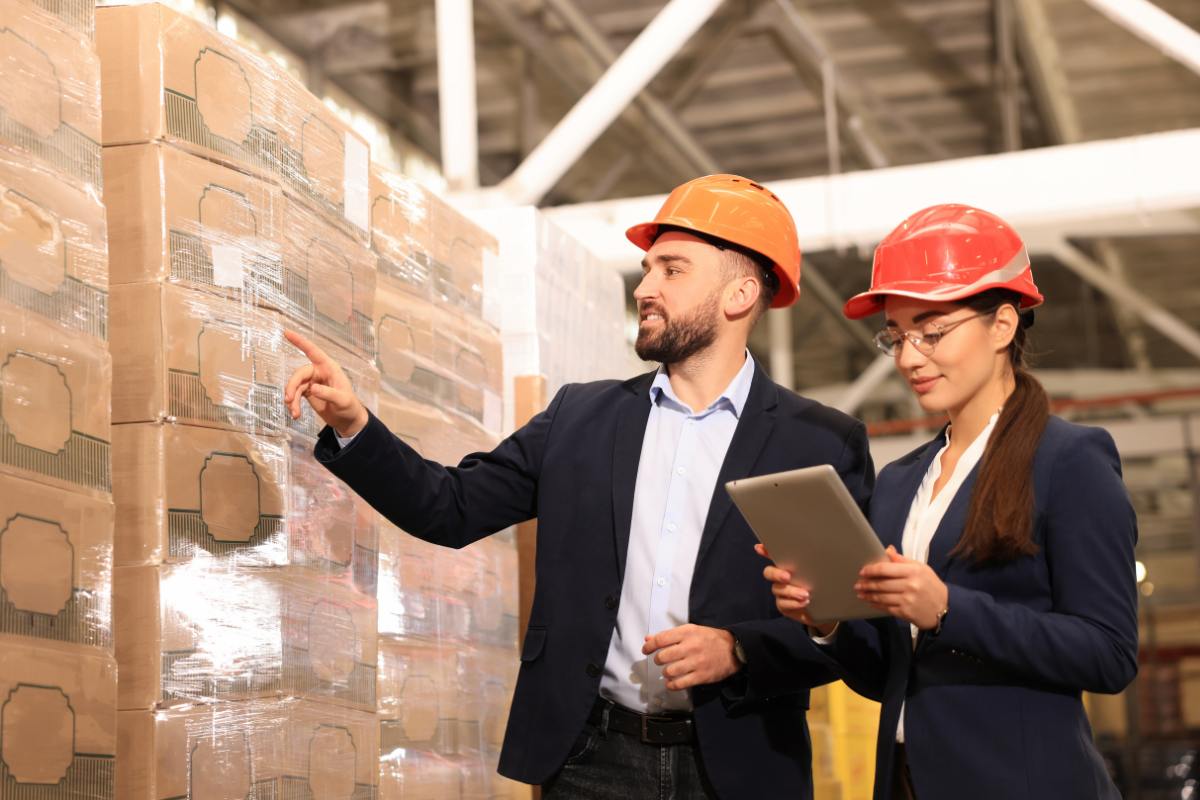 Pessoas seguem requisitos para segurança do trabalho na logística