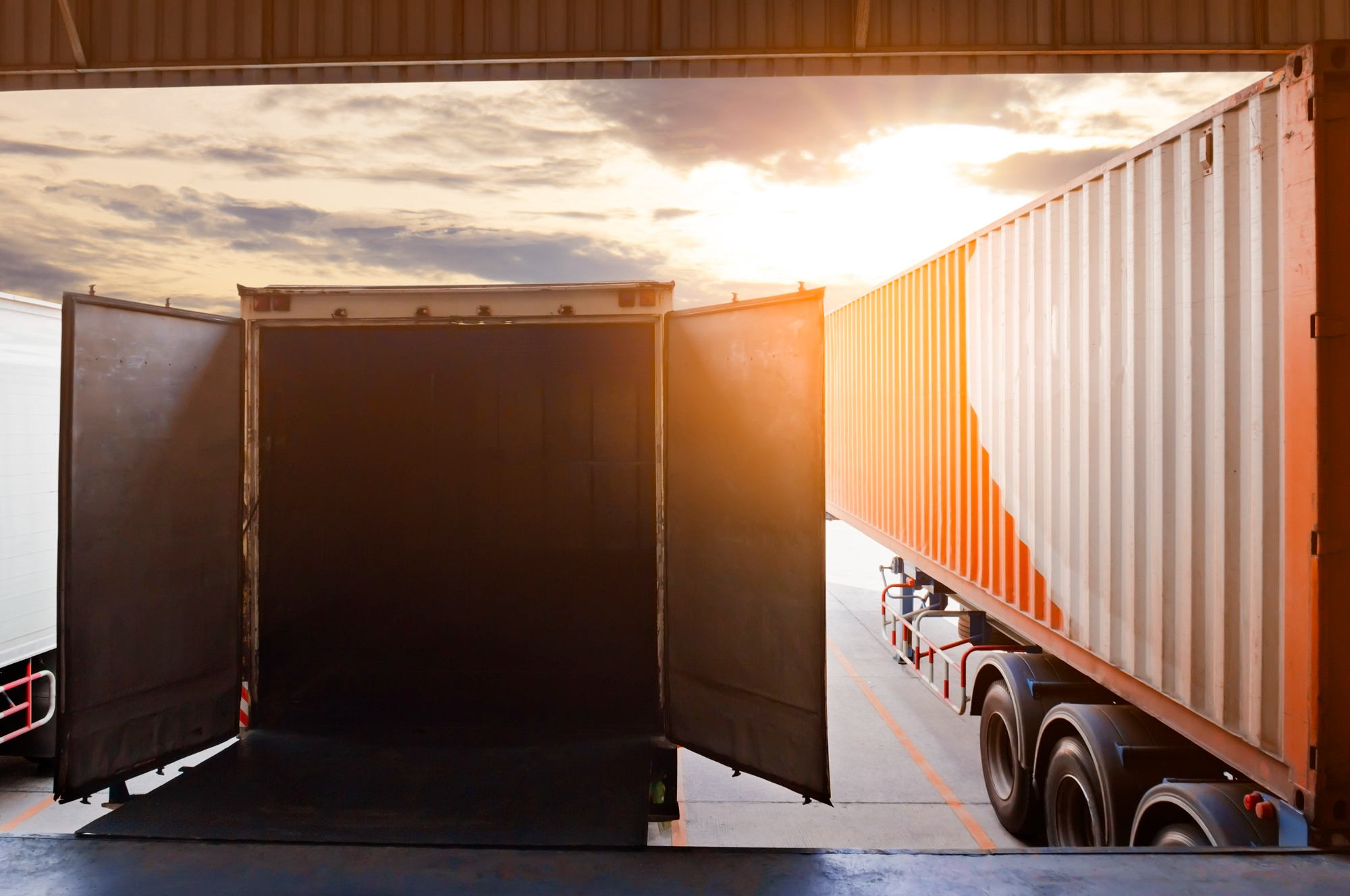 caminhões parados para a carga e descarga de mercadorias