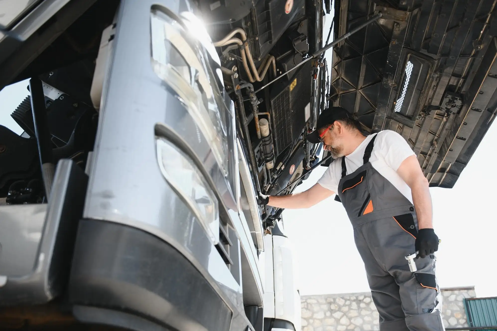 Mecânico realizando a manutenção da frota de veículos