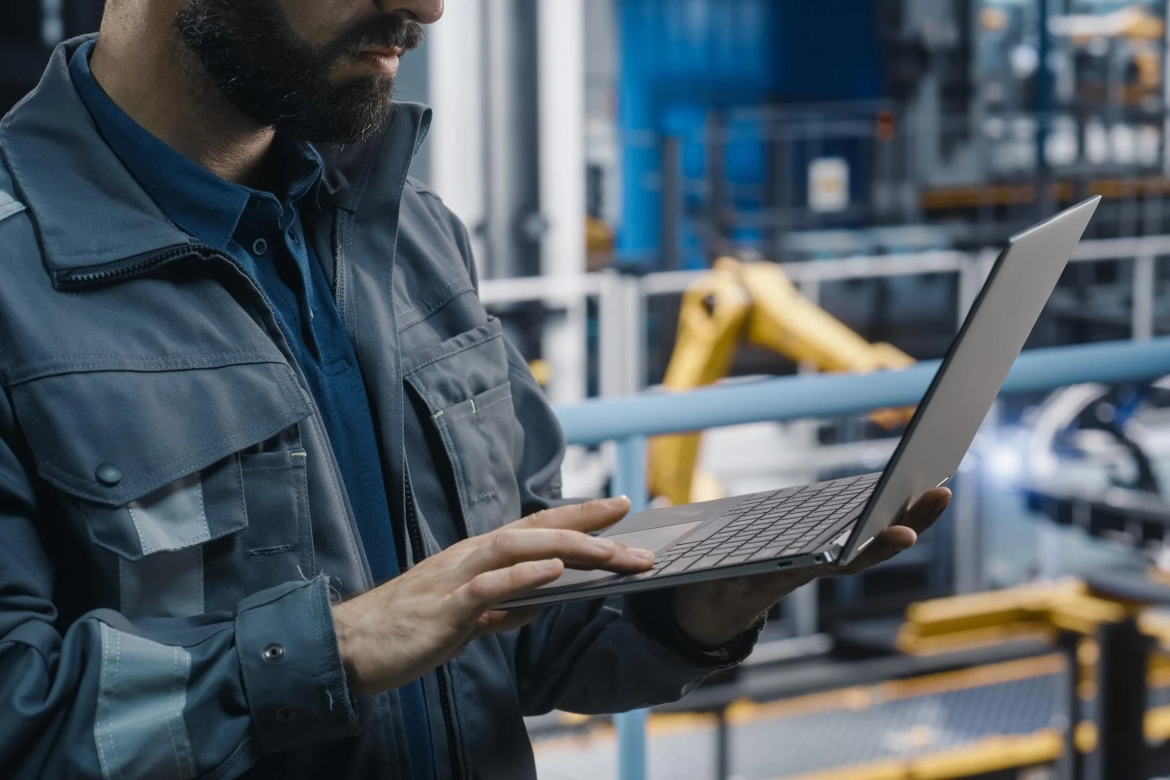 operador logístico fazendo o uso de softwares de logística para otimizar a operação