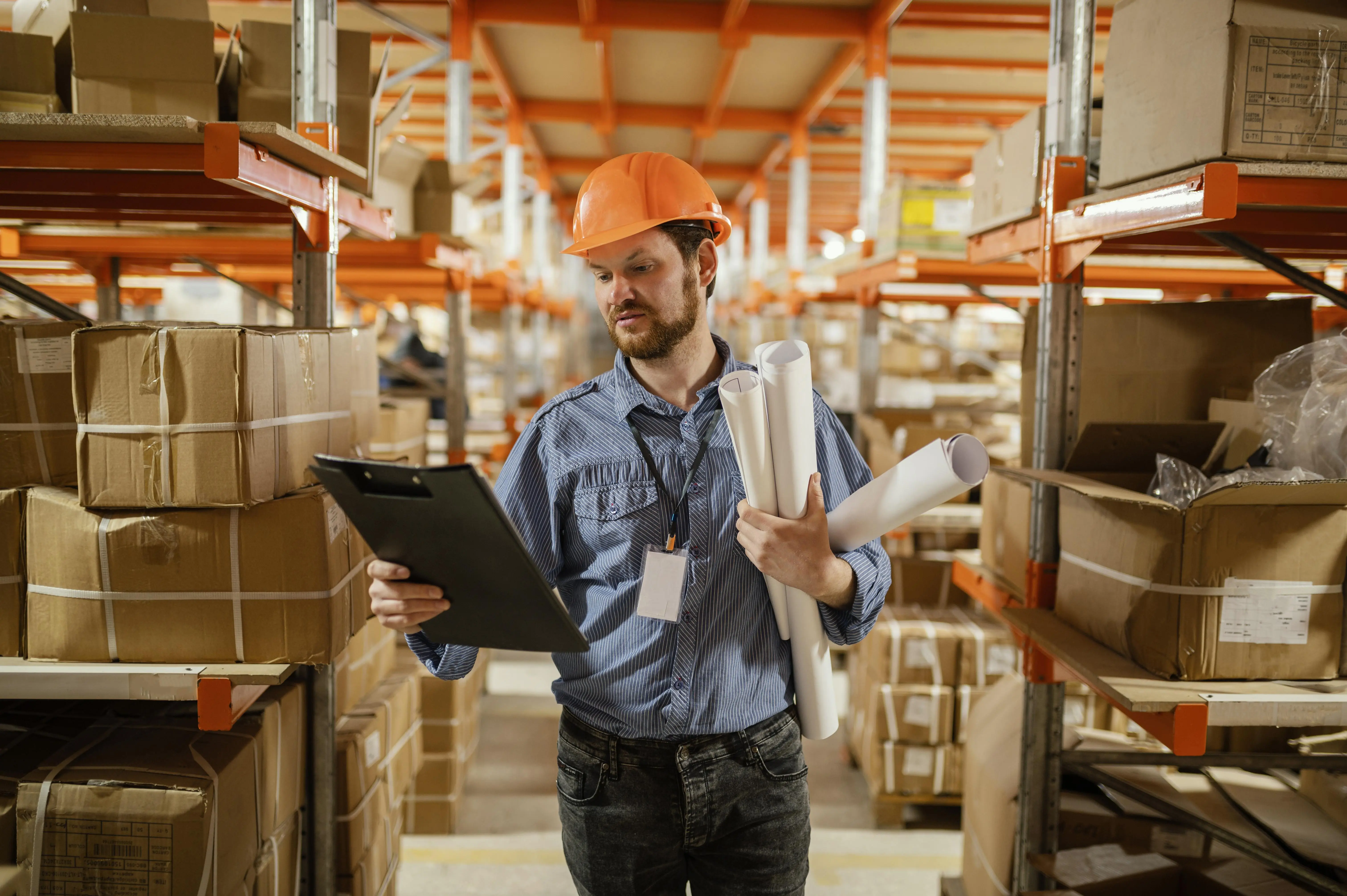 operador gerenciando a logística interna